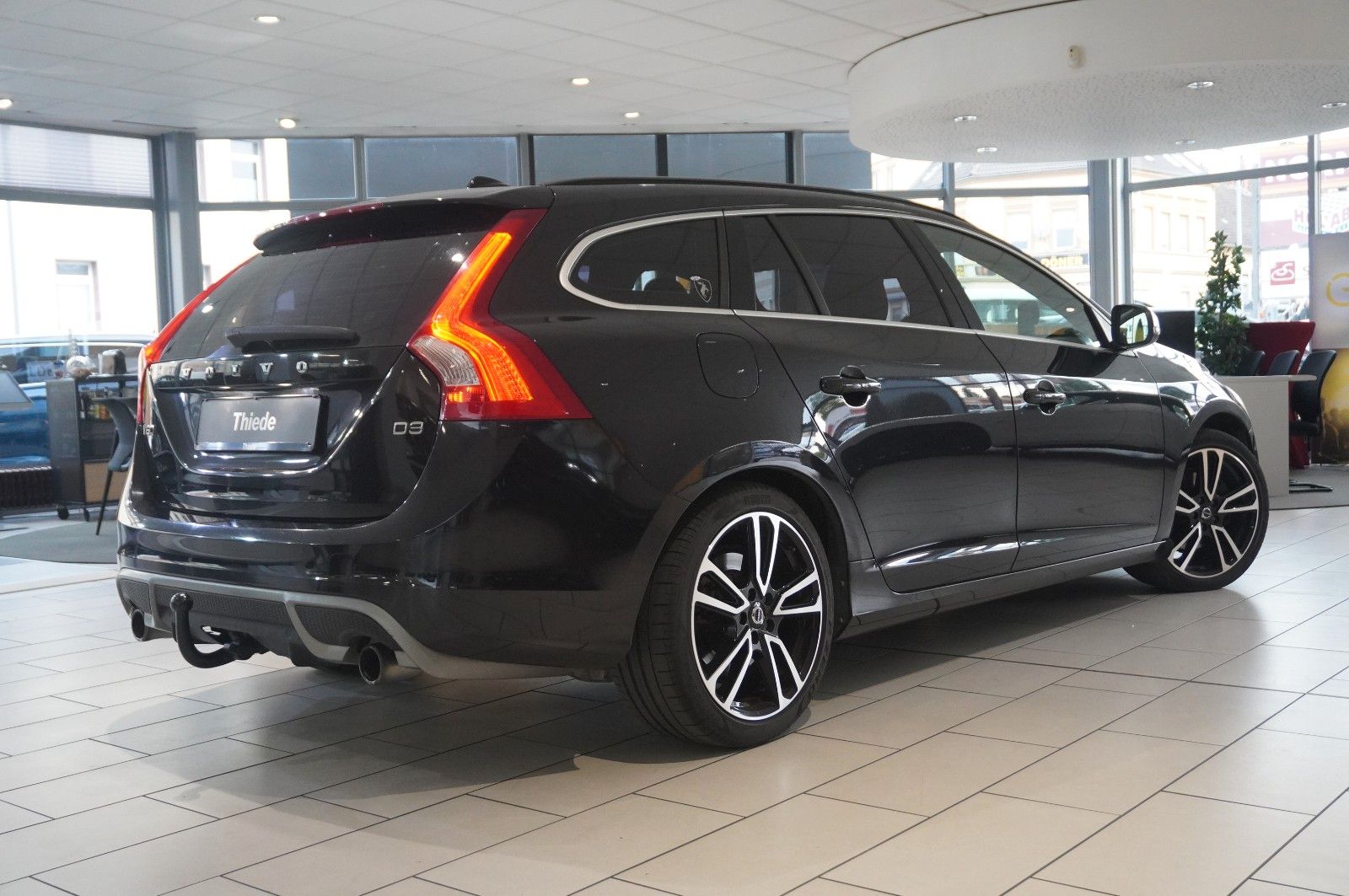 Fahrzeugabbildung Volvo V60 Kombi D4 R-DESIGN NAVI/LED/SHZPDC/AHK