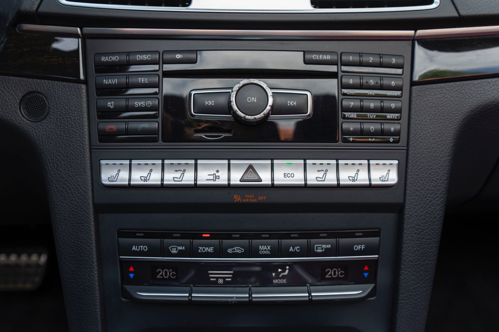 Fahrzeugabbildung Mercedes-Benz E 550 Cabriolet AMG-LINE ACC H&K LED KAM TOTW
