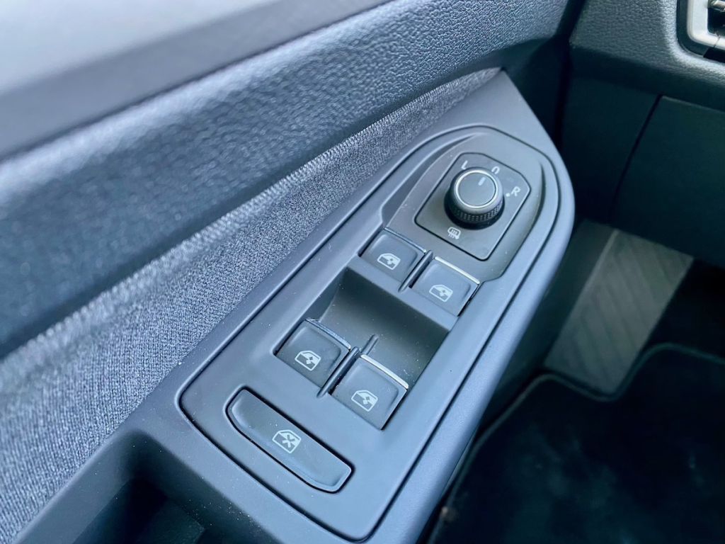 Fahrzeugabbildung Volkswagen Golf Variant 1.5 DSG Life AAC LED SHZ CARPLAY