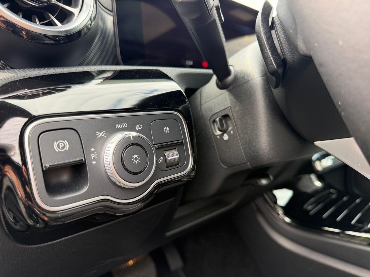 Fahrzeugabbildung Mercedes-Benz A 200 PANO+NIGHT+KEYLESS+LHZ+LED+CARPL+KAMERA+++