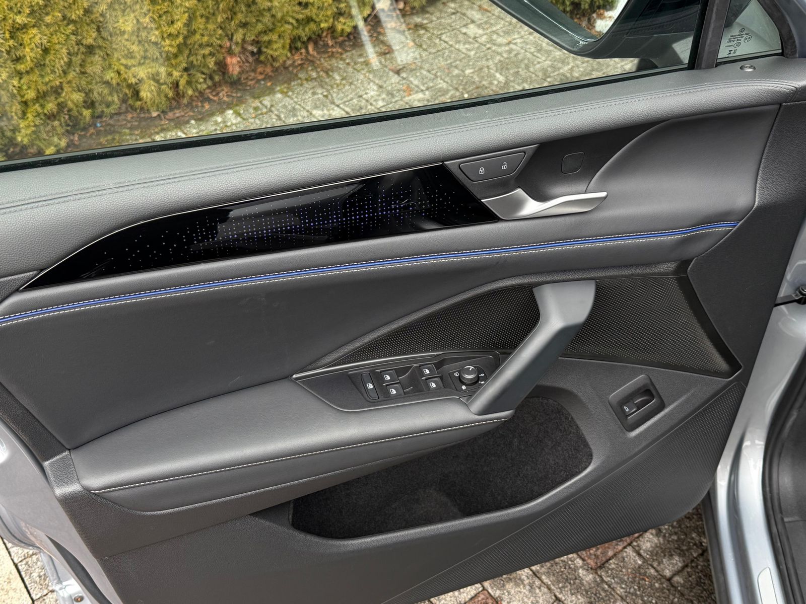 Fahrzeugabbildung Volkswagen Tiguan 2.0TSI DSG 4M R-Line MATRIX+PANO+AHK+360°