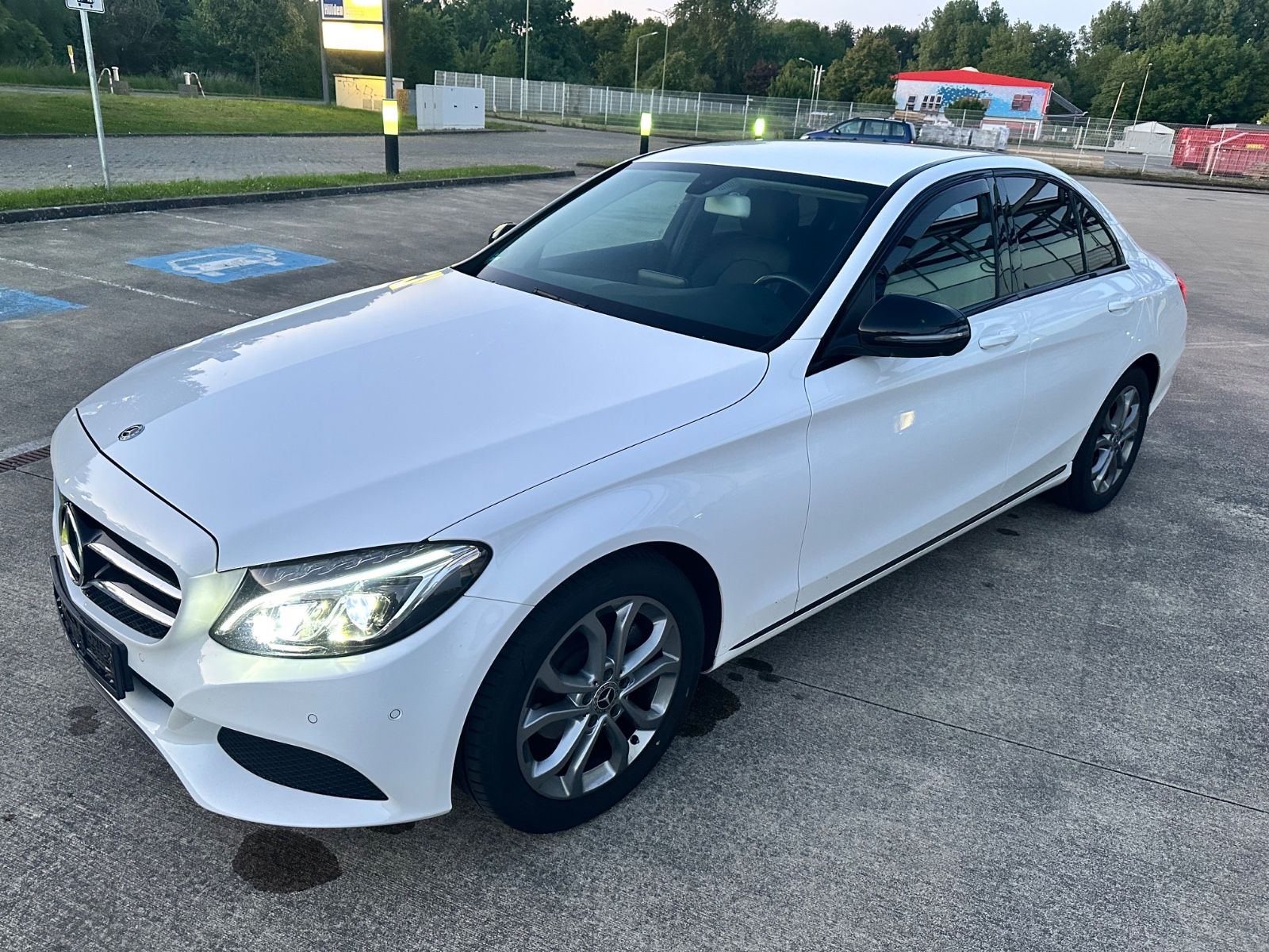 MERCEDES-BENZ C 180  Lim.KLİMA*LEDER*NAVİ*9G Tronic*LED* F1
