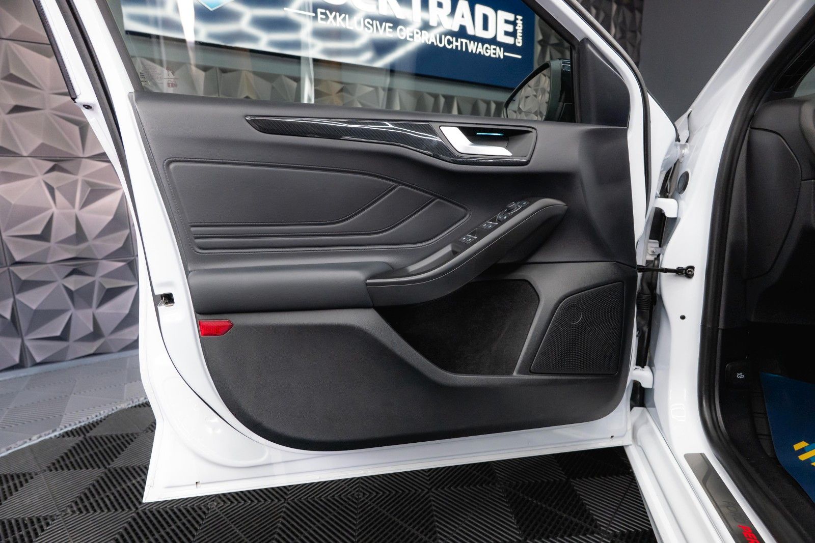 Fahrzeugabbildung Ford Focus Turnier ST X Performance *Head Up*LED*DAB*