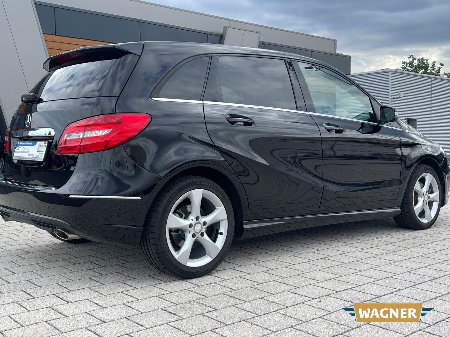Fahrzeugabbildung Mercedes-Benz B 180 Pano Kamera Navi PDC SHZ Klimaautomatik