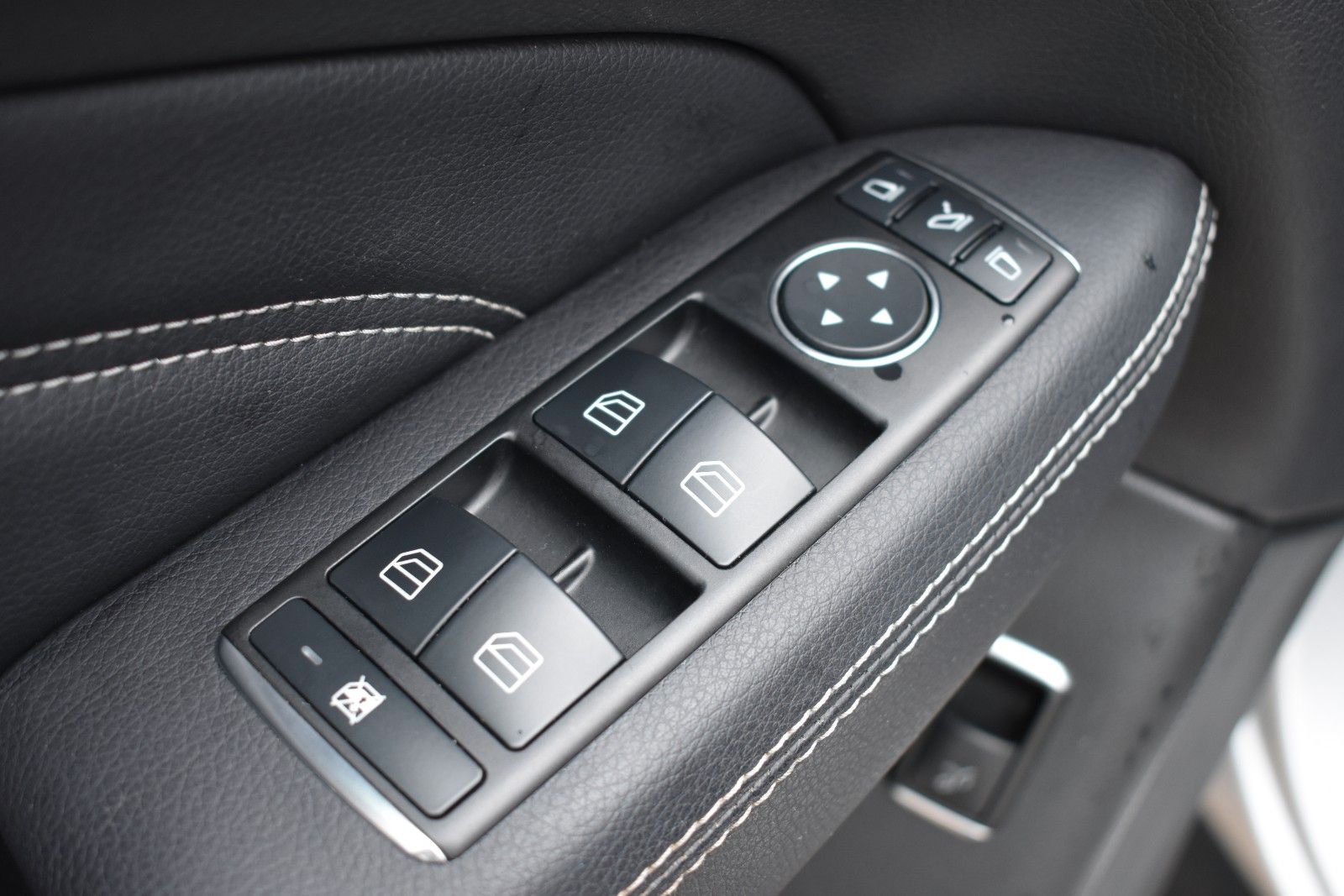 Fahrzeugabbildung Mercedes-Benz ML 350 CDI BlueTec 4Matic AHK/PANO/DISTRONIC