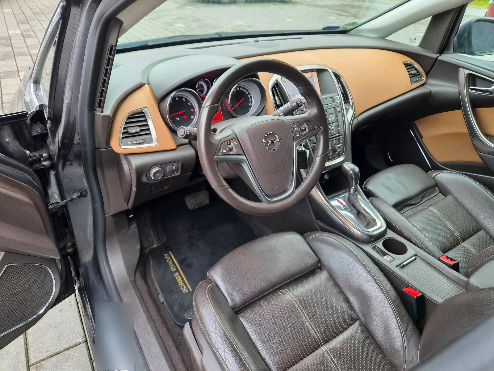 Opel Astra 2011 — photo 12