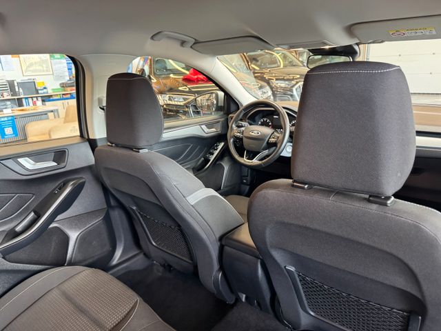 MYAUTOCENTER – Gebraucht- und Jahreswagen mit Werkstattservice in Pfaffenhofen Ford Focus *KEYLESS*TEMPO*SIHZ*LKHZ*NAVI*LED*