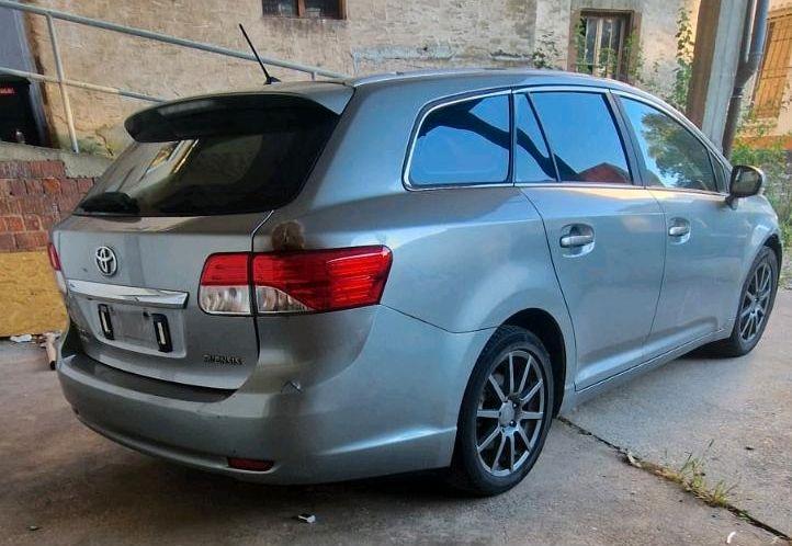 Toyota Avensis 2011 — rear view