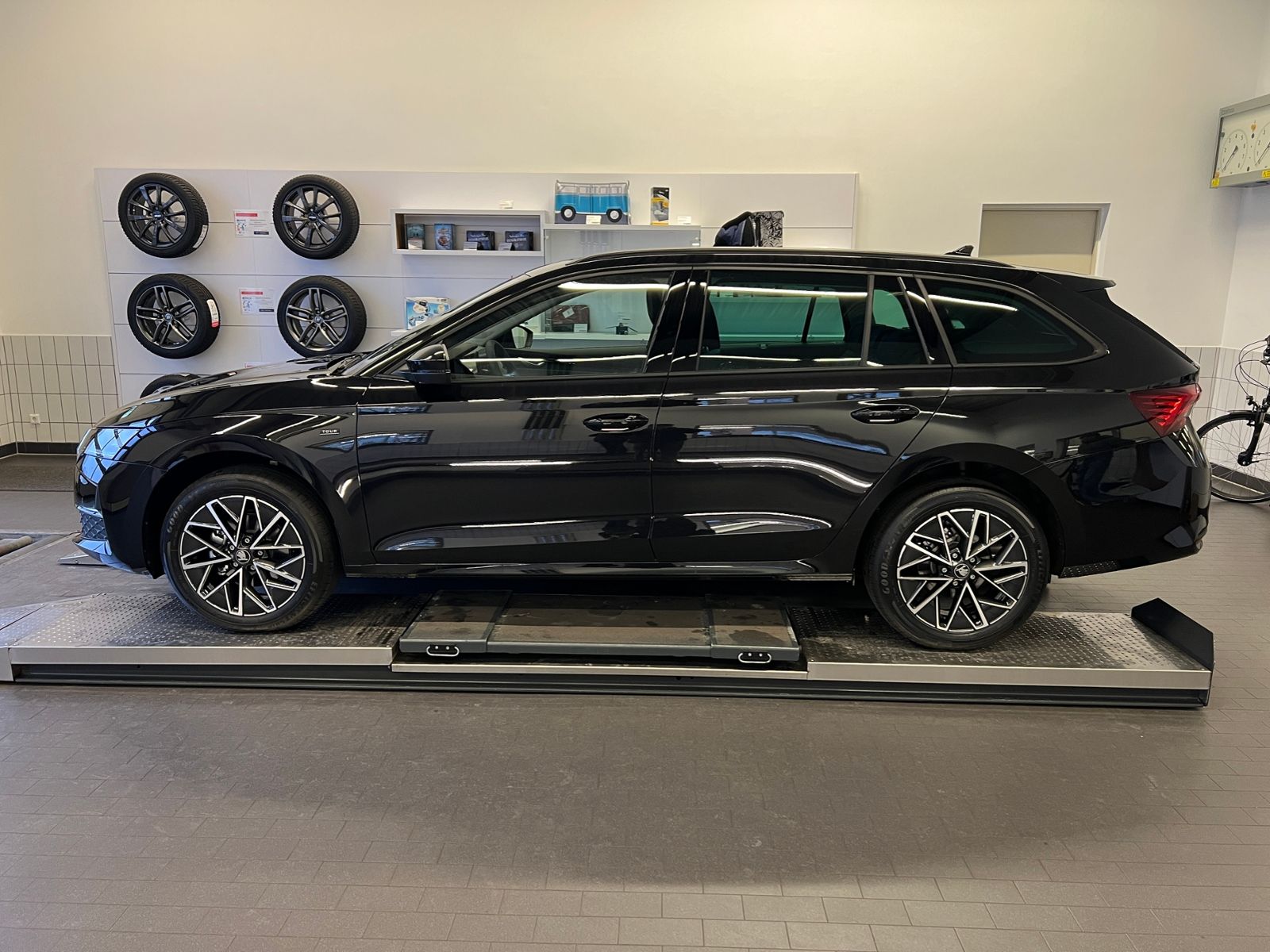 Fahrzeugabbildung SKODA Octavia Combi TOUR 2.0 TDI DSG *AHK, Travel Assi