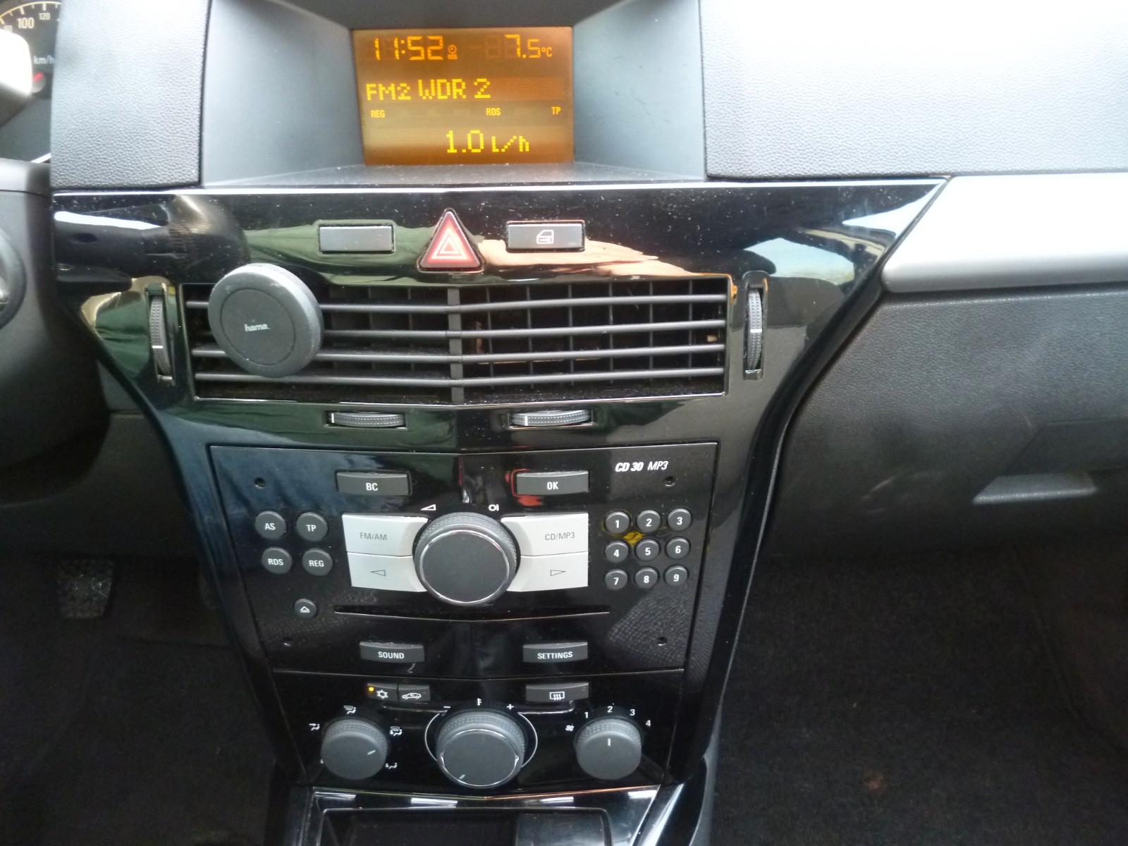 Opel Astra 2010 — photo 8