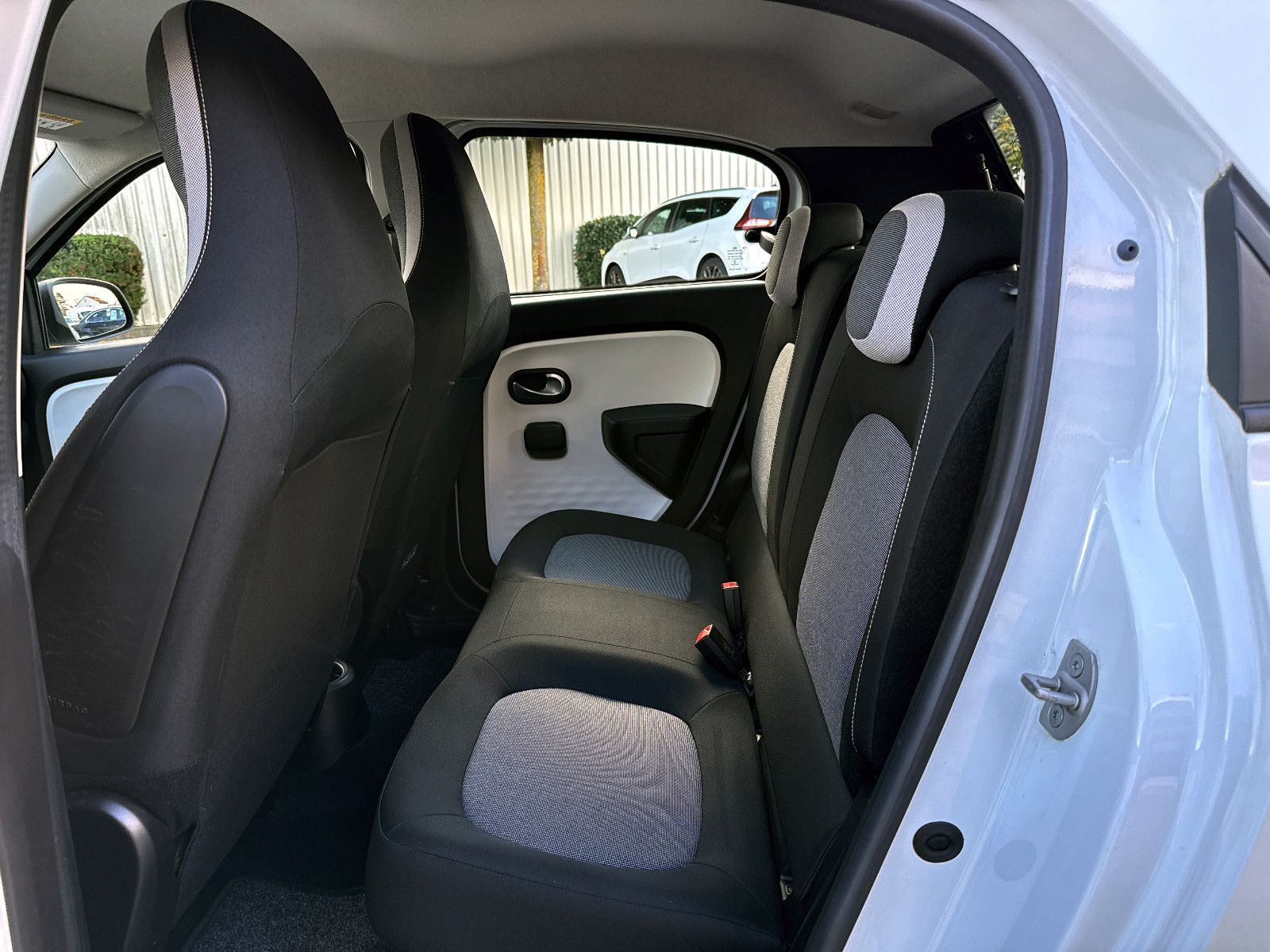 Fahrzeugabbildung Renault Twingo Zen Electric 21kWh CarPlay KLIMA DAB MFKL