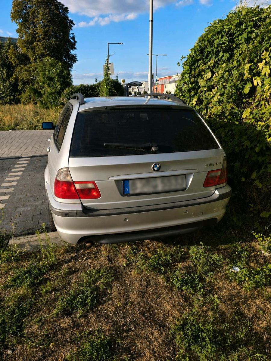 BMW 320 2005 — rear view