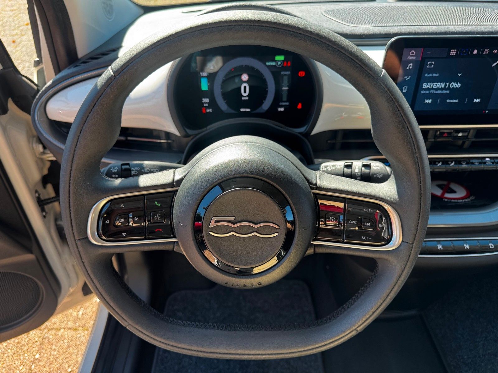Fahrzeugabbildung Fiat 500e Carplay Klimaaut. Keyless