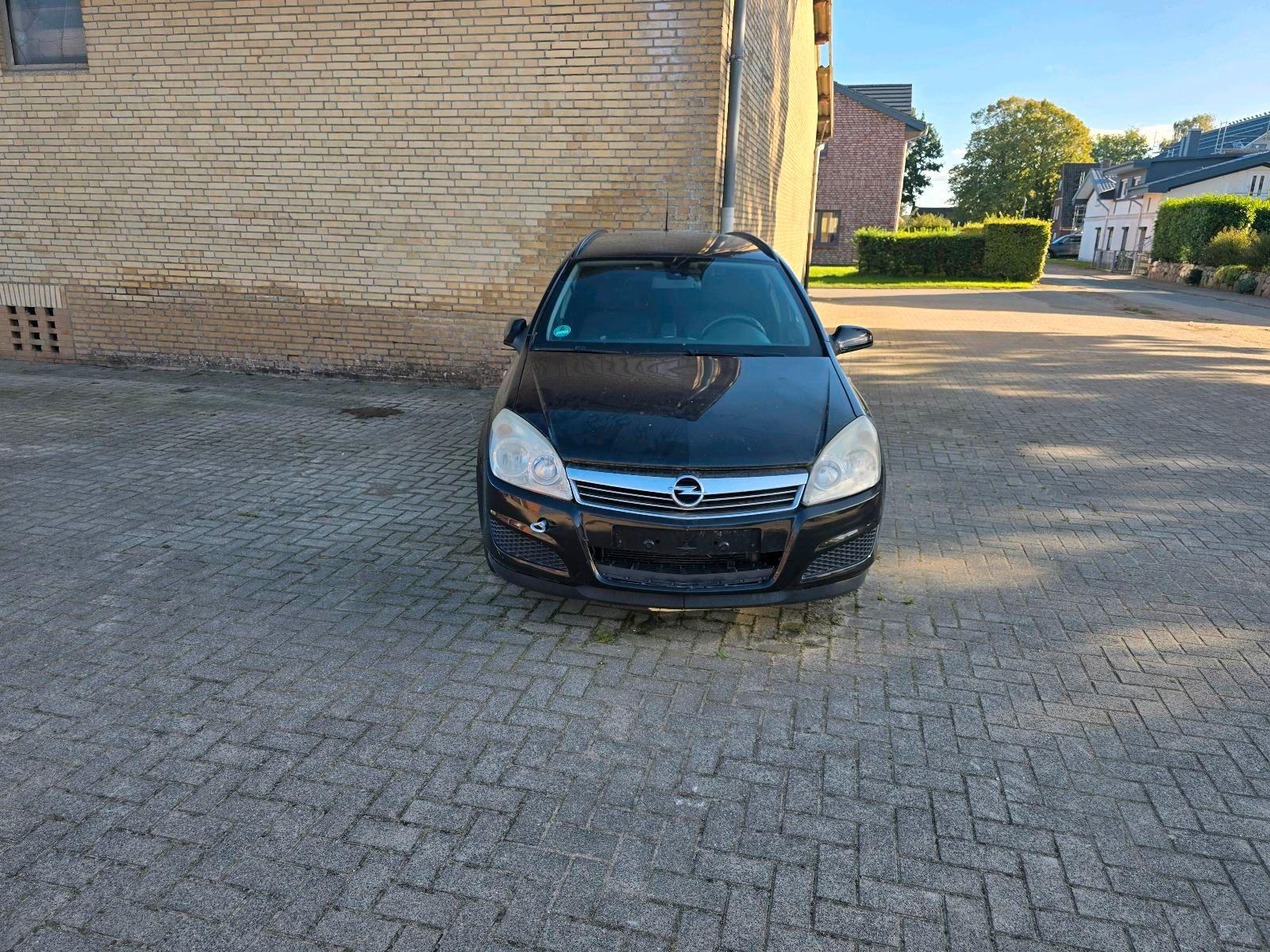 Opel Astra 2010 — interior