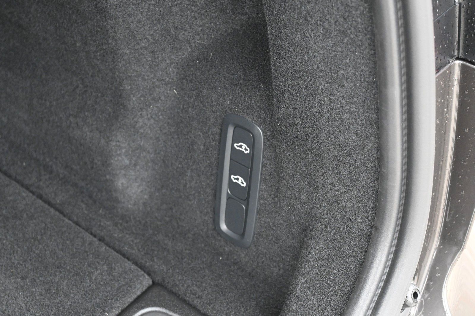 Fahrzeugabbildung Volvo XC60 B4 AWD Ultimate Dark*LED*PANO*STHZ*