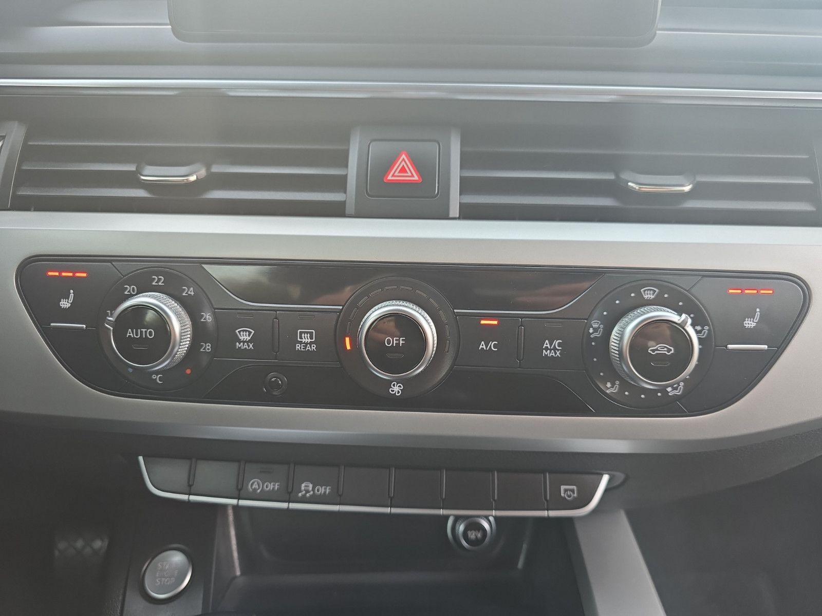Fahrzeugabbildung Audi A4 Lim. basis/Bi-Xenon/Navi/SHZ/PDC