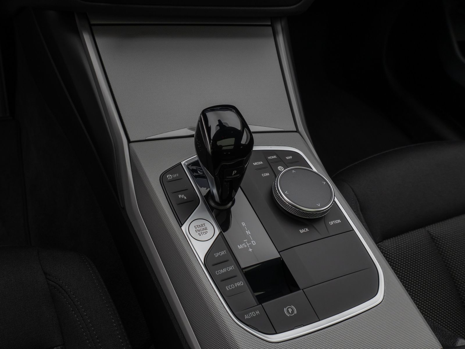 Fahrzeugabbildung BMW 320d Panorama DAB HiFi Stop&Go Alarm AHK PDC