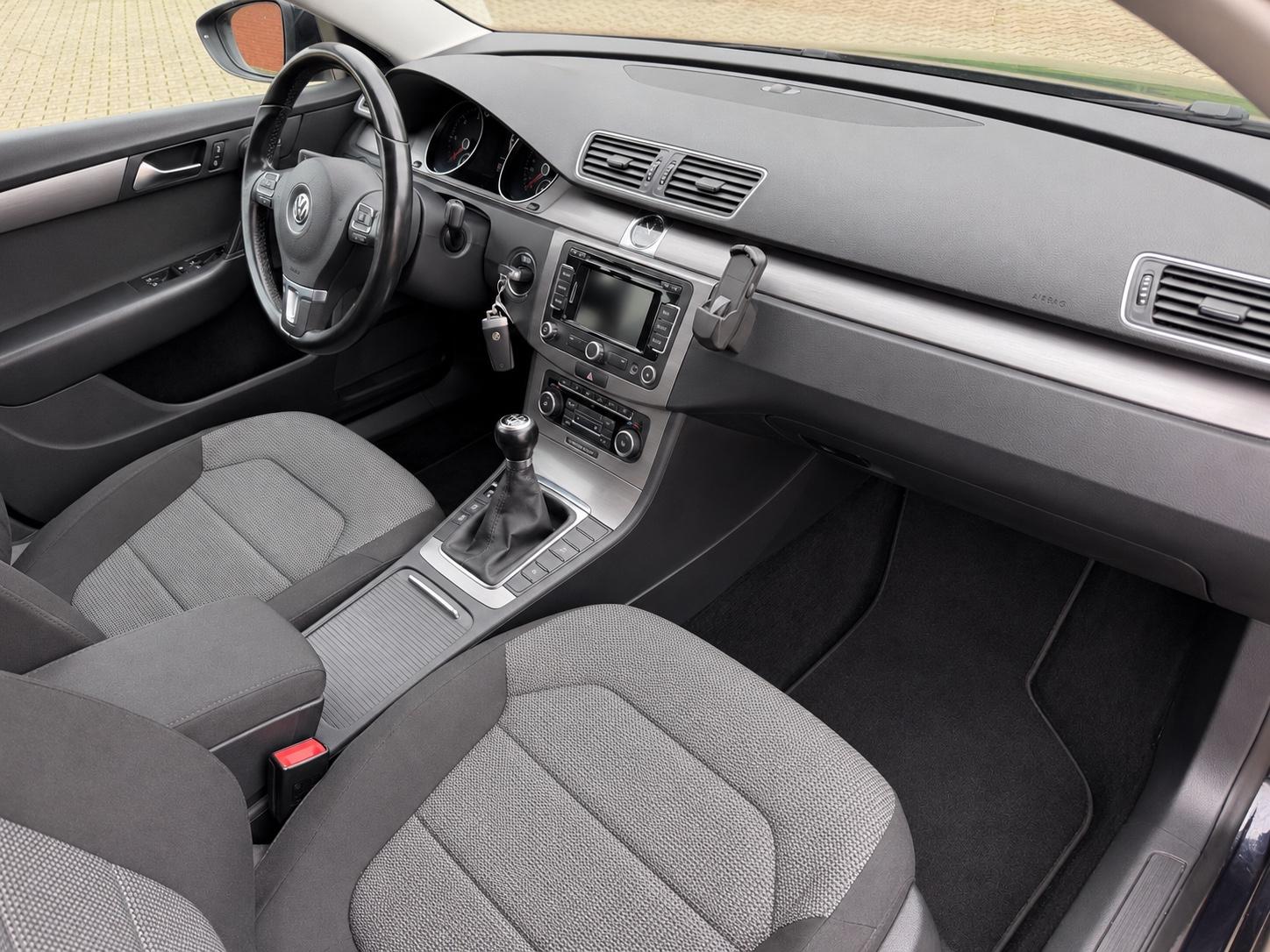 Volkswagen Passat 2011 — photo 14