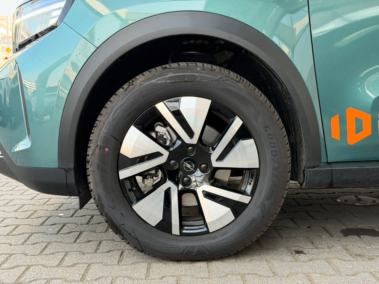 Fahrzeugabbildung Opel Frontera 1.2 Edition W Kamera,LED,Navi,PDC,LM