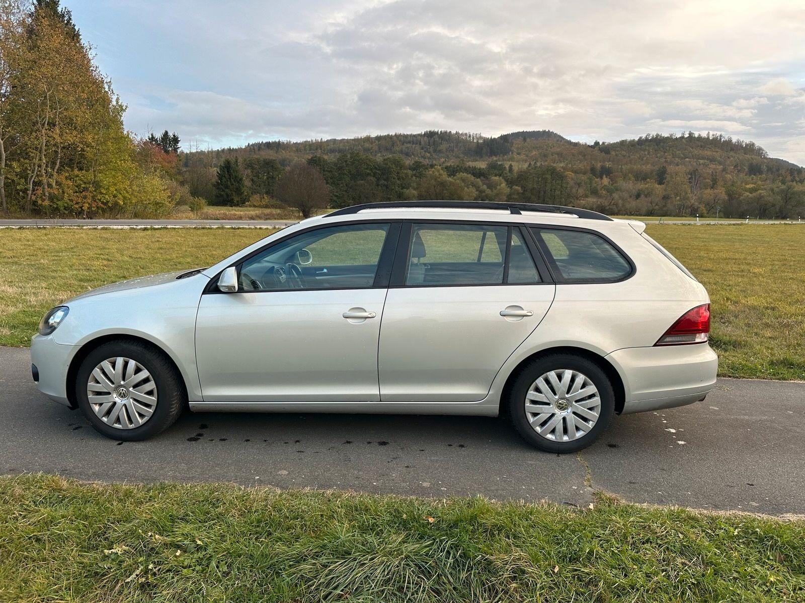 Volkswagen Golf 2011 — rear view