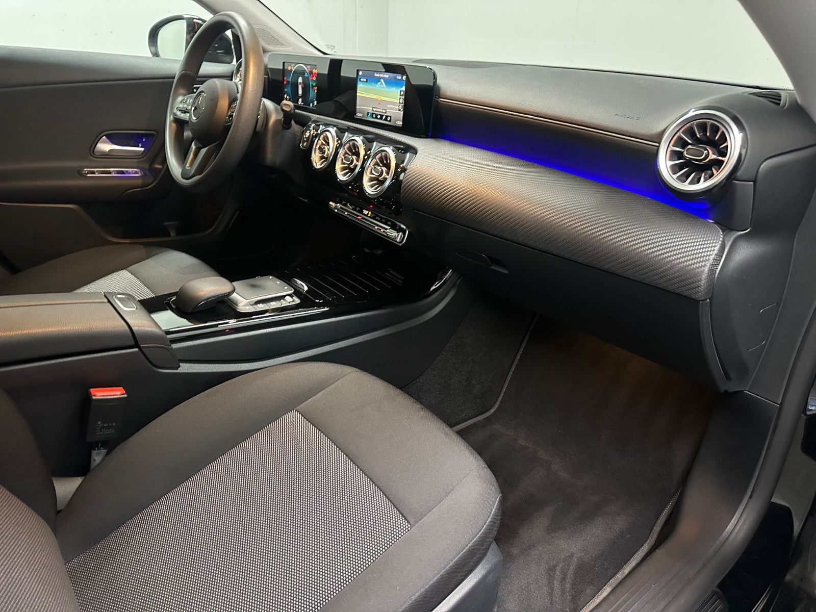 Fahrzeugabbildung Mercedes-Benz CLA 200 SB *KAMERA*AMBILIGHT*PANO*KEYLESS*LED