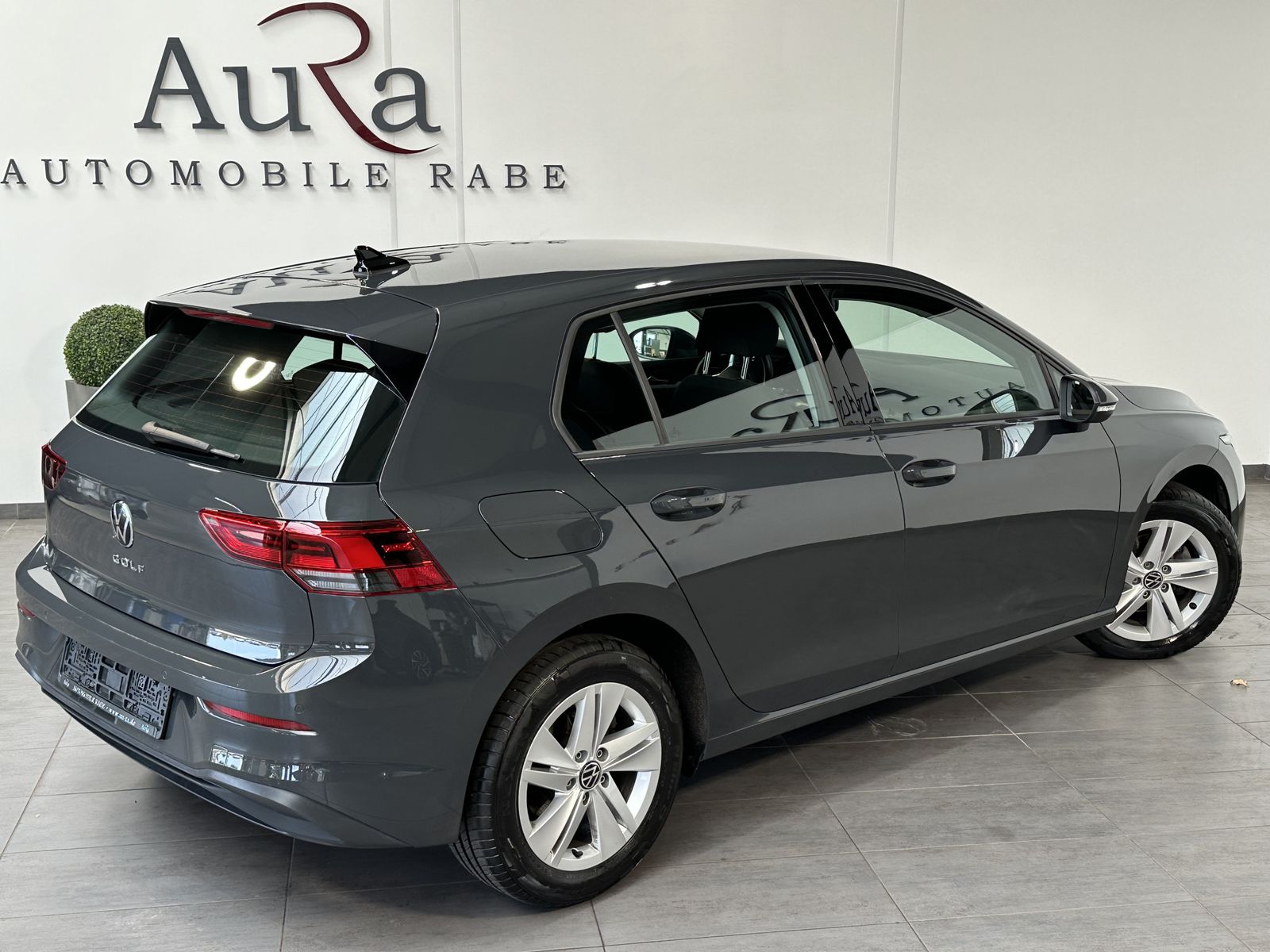 Fahrzeugabbildung Volkswagen Golf 1.5 TSI Life NAV+LED+ACC+CARPLAY+SHZ+VCOCK