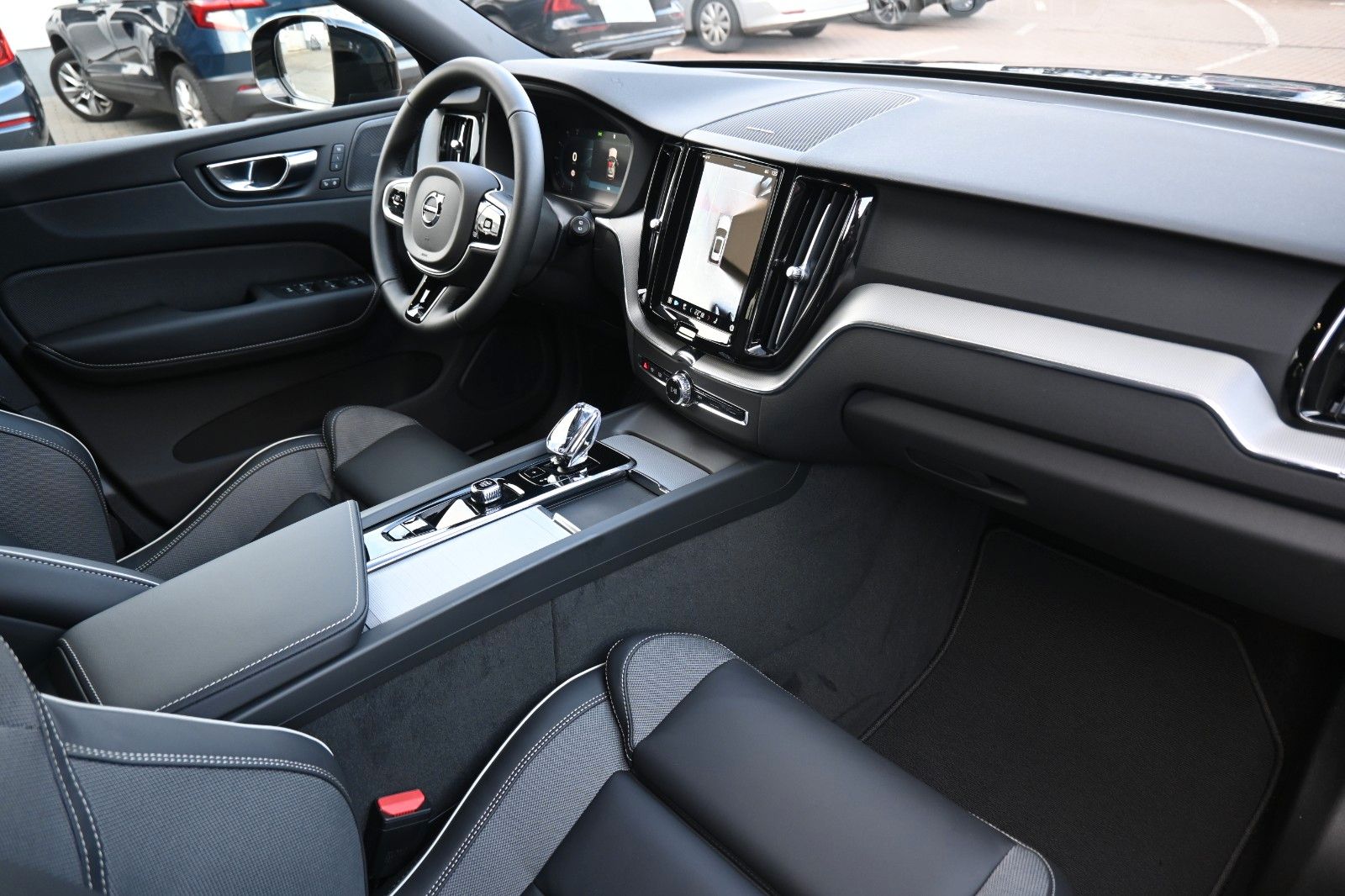 Fahrzeugabbildung Volvo XC60 B5 AWD Plus Dark*FSHZG*360°*H&K*ACC*AHK