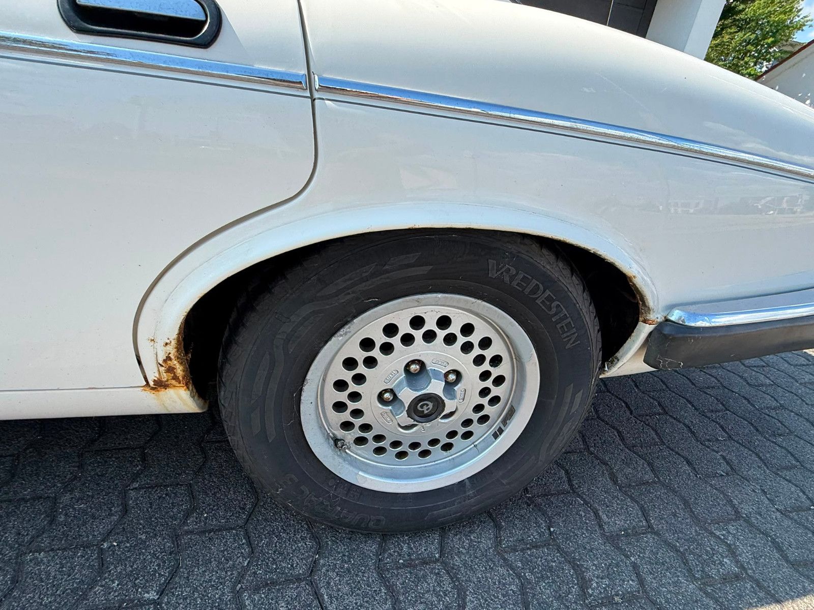 Fahrzeugabbildung Jaguar XJ12 Double Six Serie 3 Daimler H-KENNZEICHEN