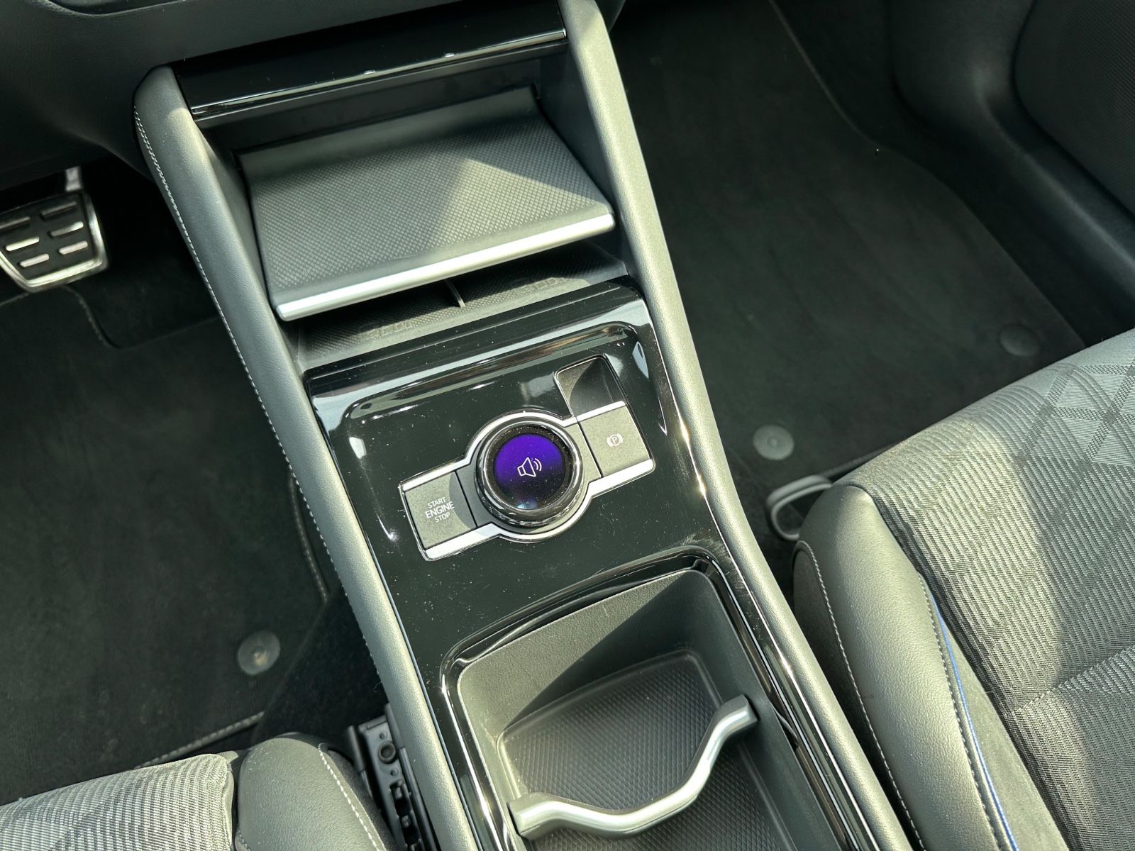 Fahrzeugabbildung Volkswagen Tiguan 2.0 TDI 4M R-Line Pano/AHK/ACC/Navi