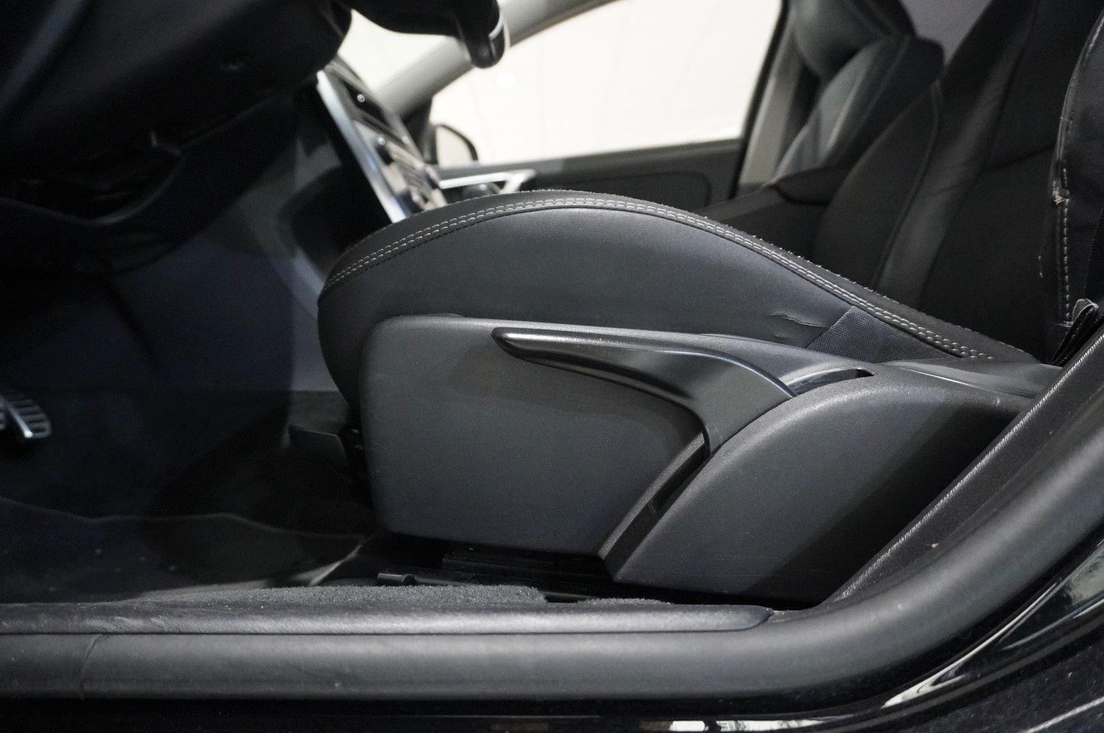 Fahrzeugabbildung Volvo V60 Kombi D4 R-DESIGN NAVI/LED/SHZPDC/AHK