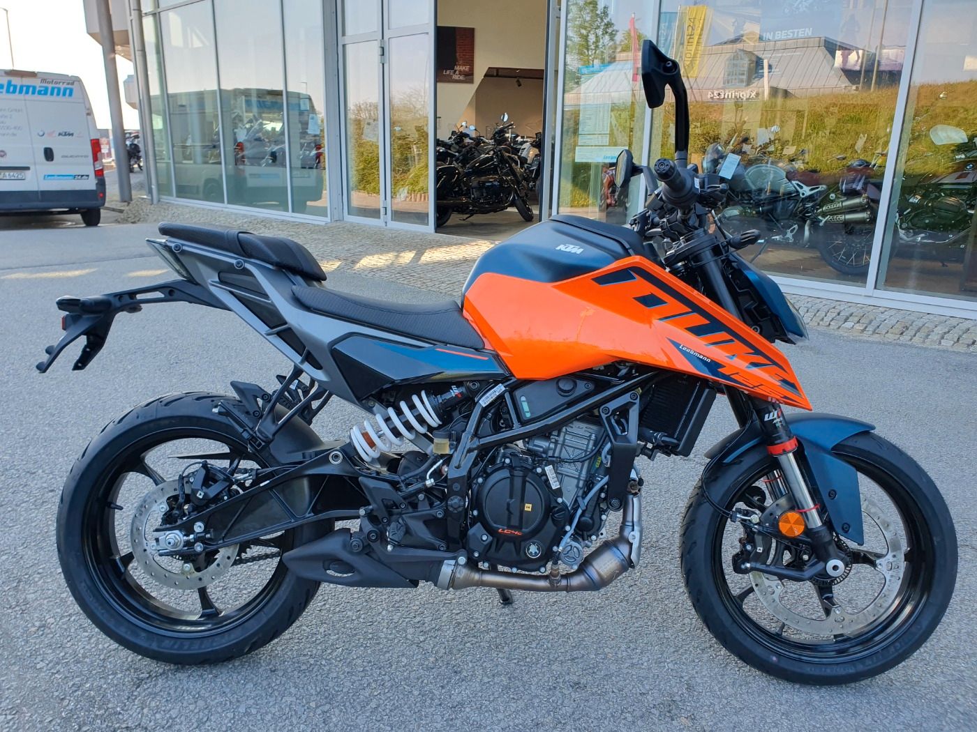 Fahrzeugabbildung KTM 125 Duke Modell 2024 beide Farben lagernd