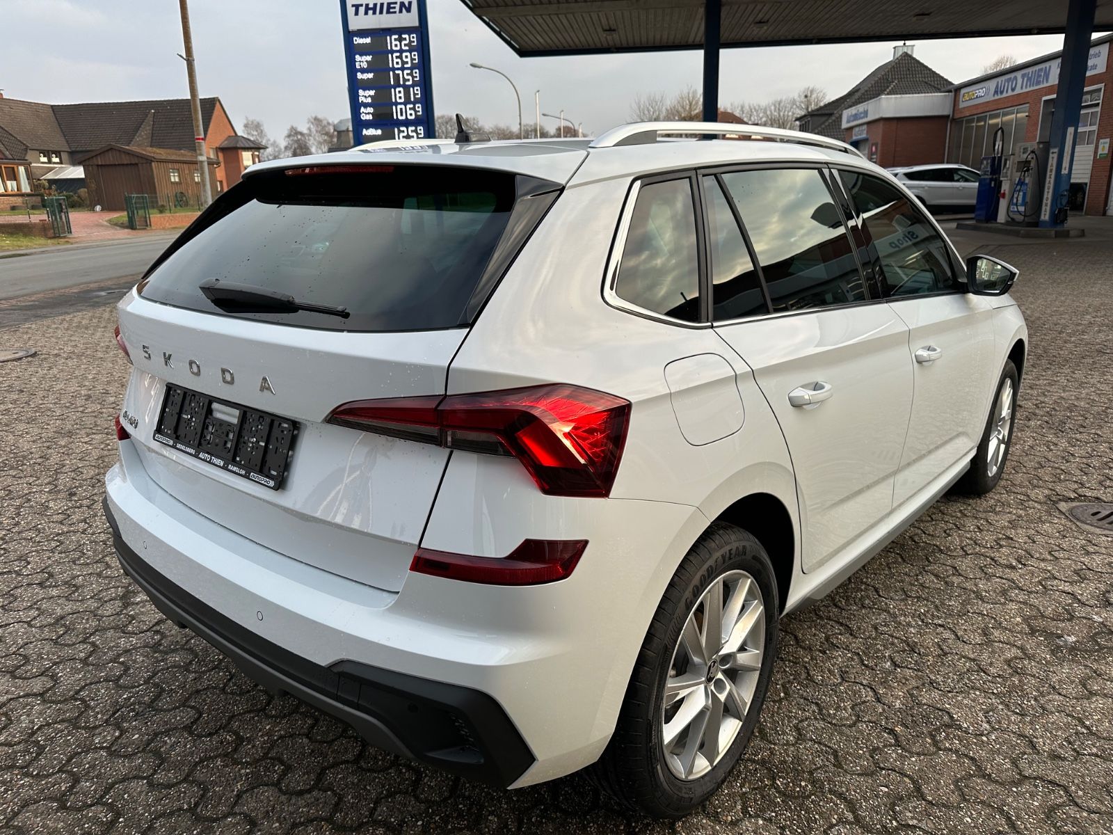 Fahrzeugabbildung SKODA Kamiq 1.0 TSI Selection DSG ACC/LED/PDC/eHeck