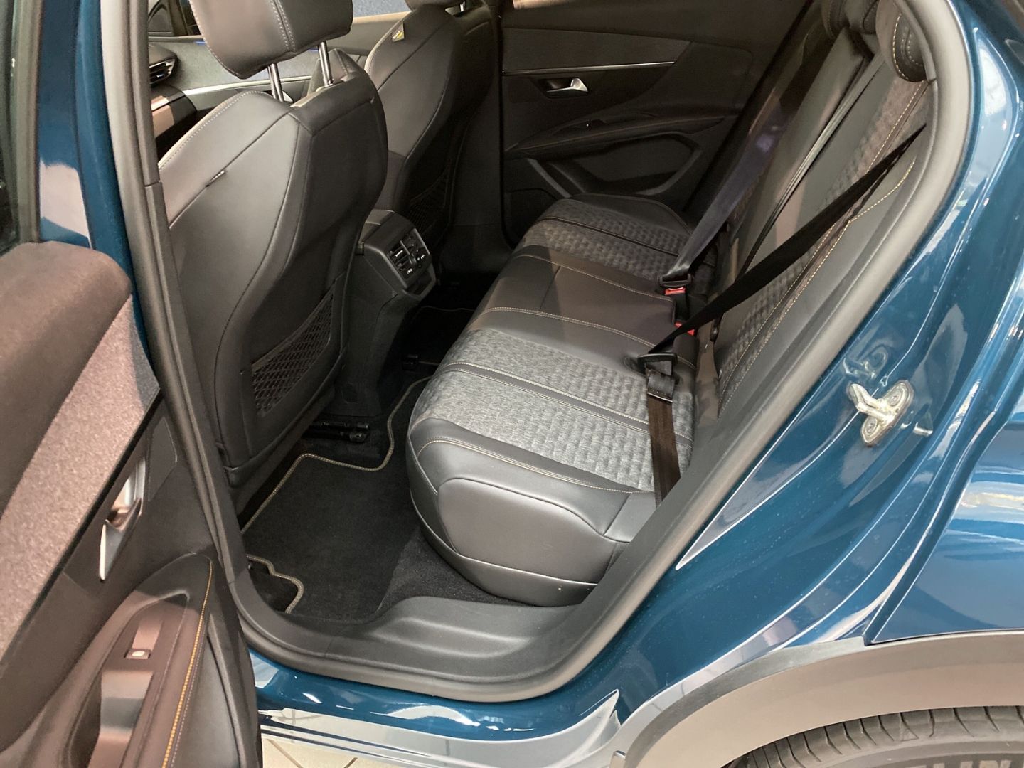 Fahrzeugabbildung Peugeot 3008 Hybrid 225 Roadtrip 1.6 Plug-In EU6d Navi d