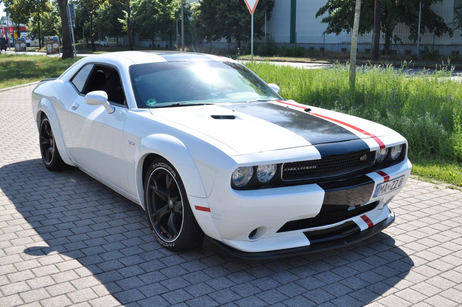 Dodge Challenger * WEISS - TÜV vor kurzem NEU! *