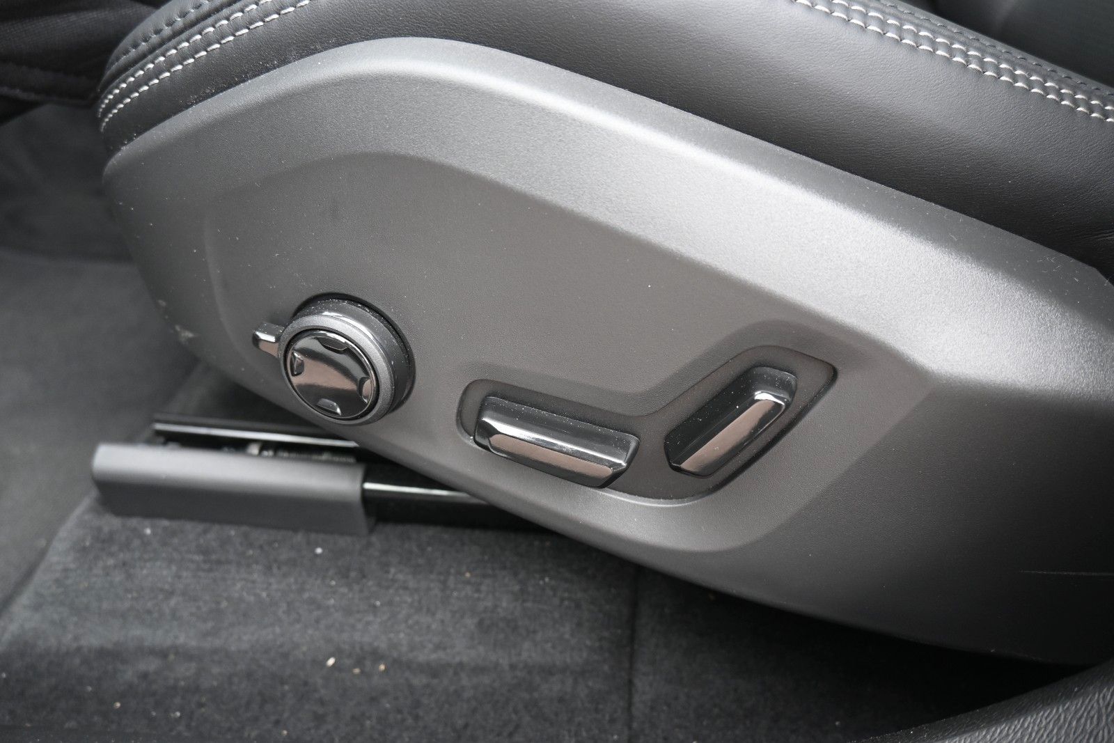 Fahrzeugabbildung Volvo XC60 T8 RC AWD Ultra Dark*LUFT*AHK*ACC*FACELIFT
