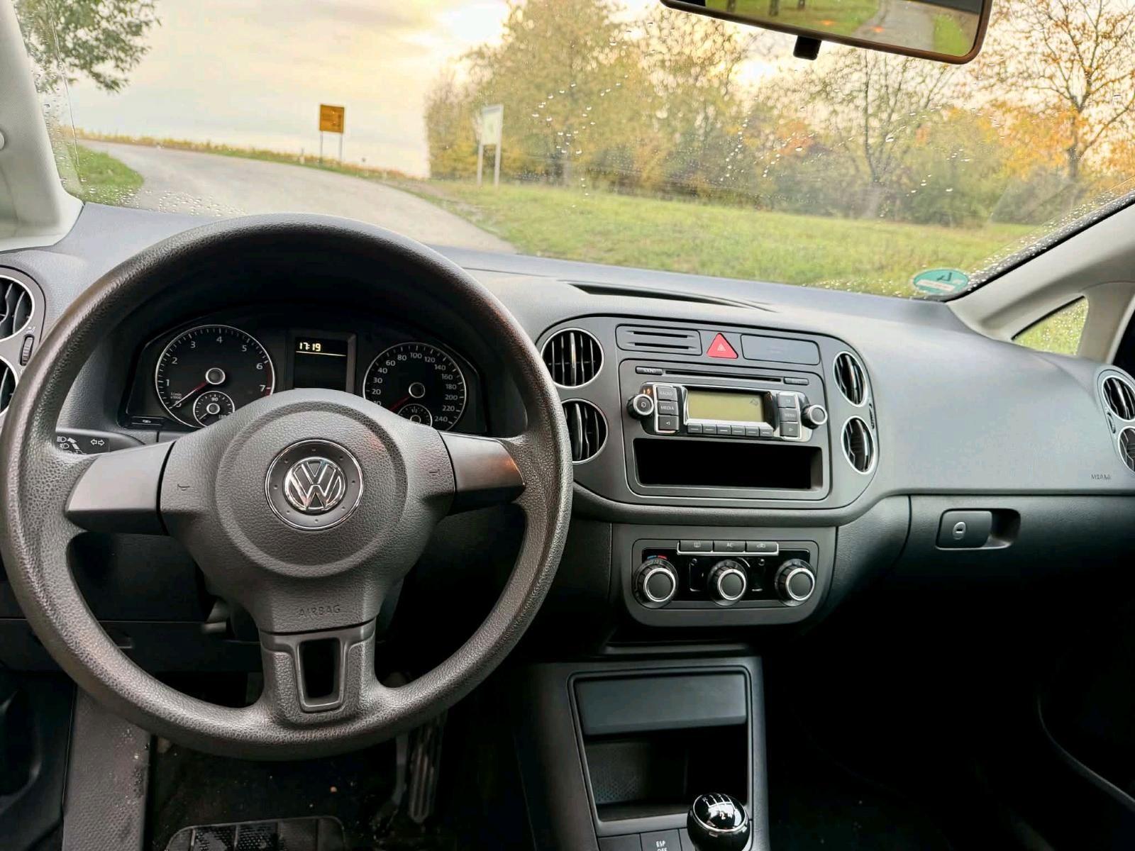 Volkswagen Golf 2010 — interior
