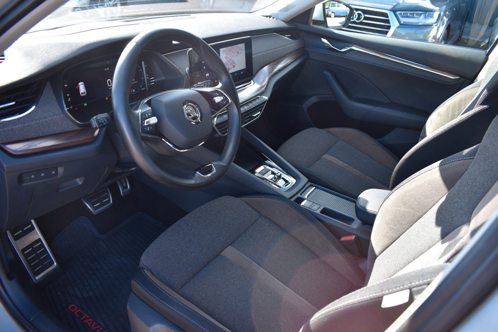 Fahrzeugabbildung SKODA Octavia Combi Scout 4x4/KEYLESS/HUD/AHK/LED