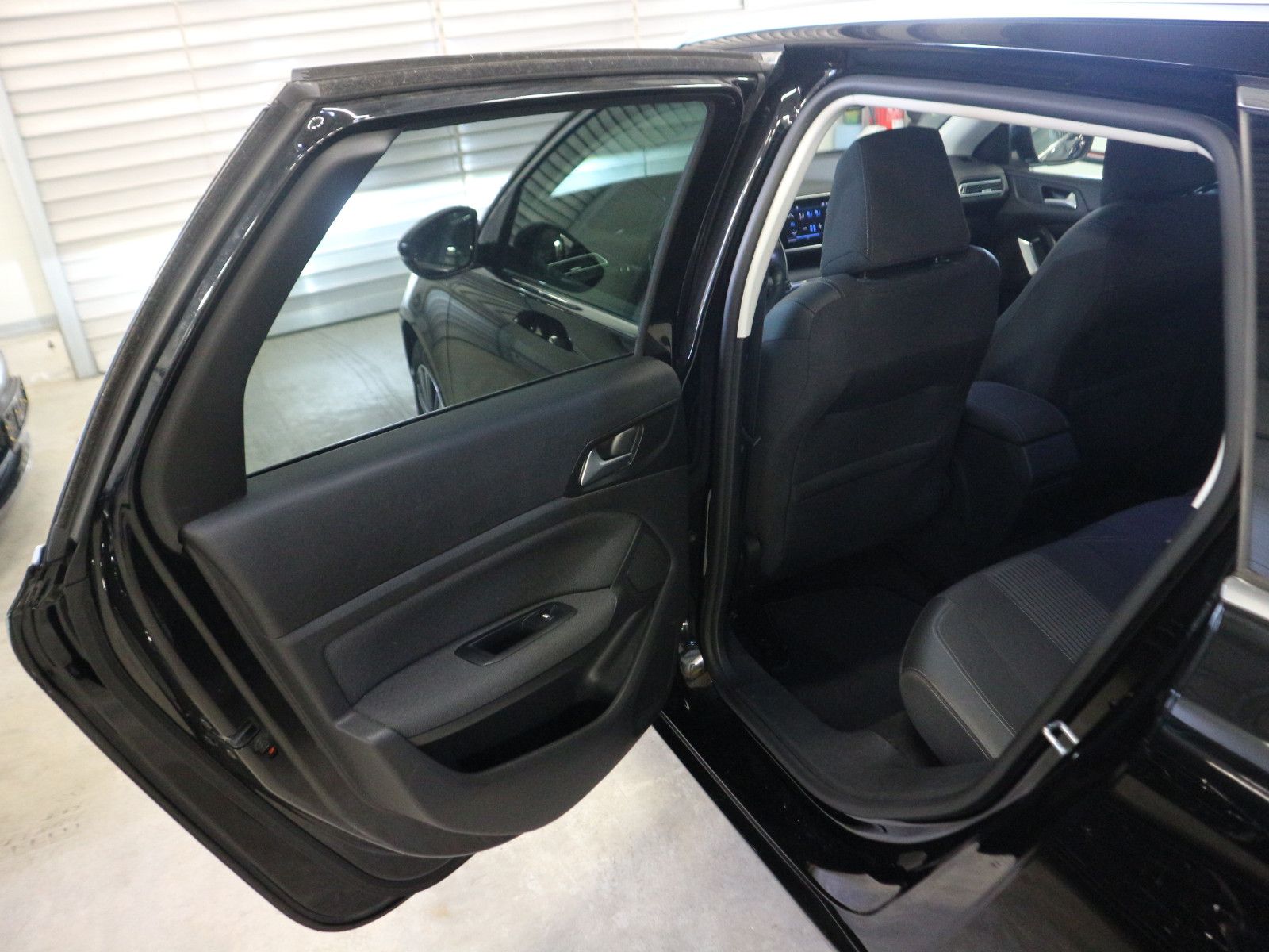 Fahrzeugabbildung Peugeot 308 SW Allure Pack ACC AHK Blis Nav Kam SHZ LED