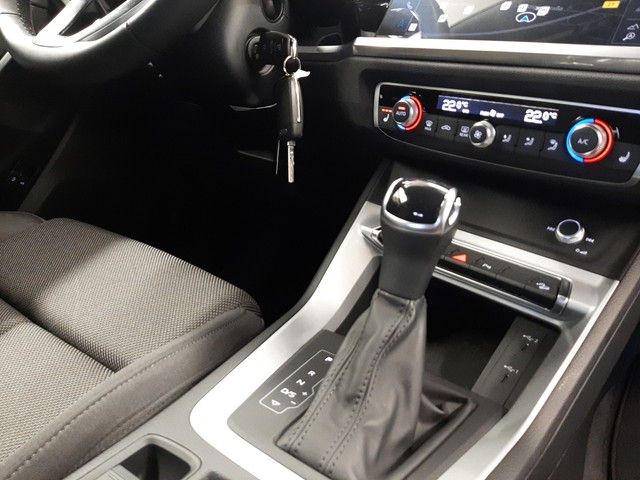 Fahrzeugabbildung Audi Q3 45TFSIe AHK Navi StdHz eleHeck Sportsitze 18"