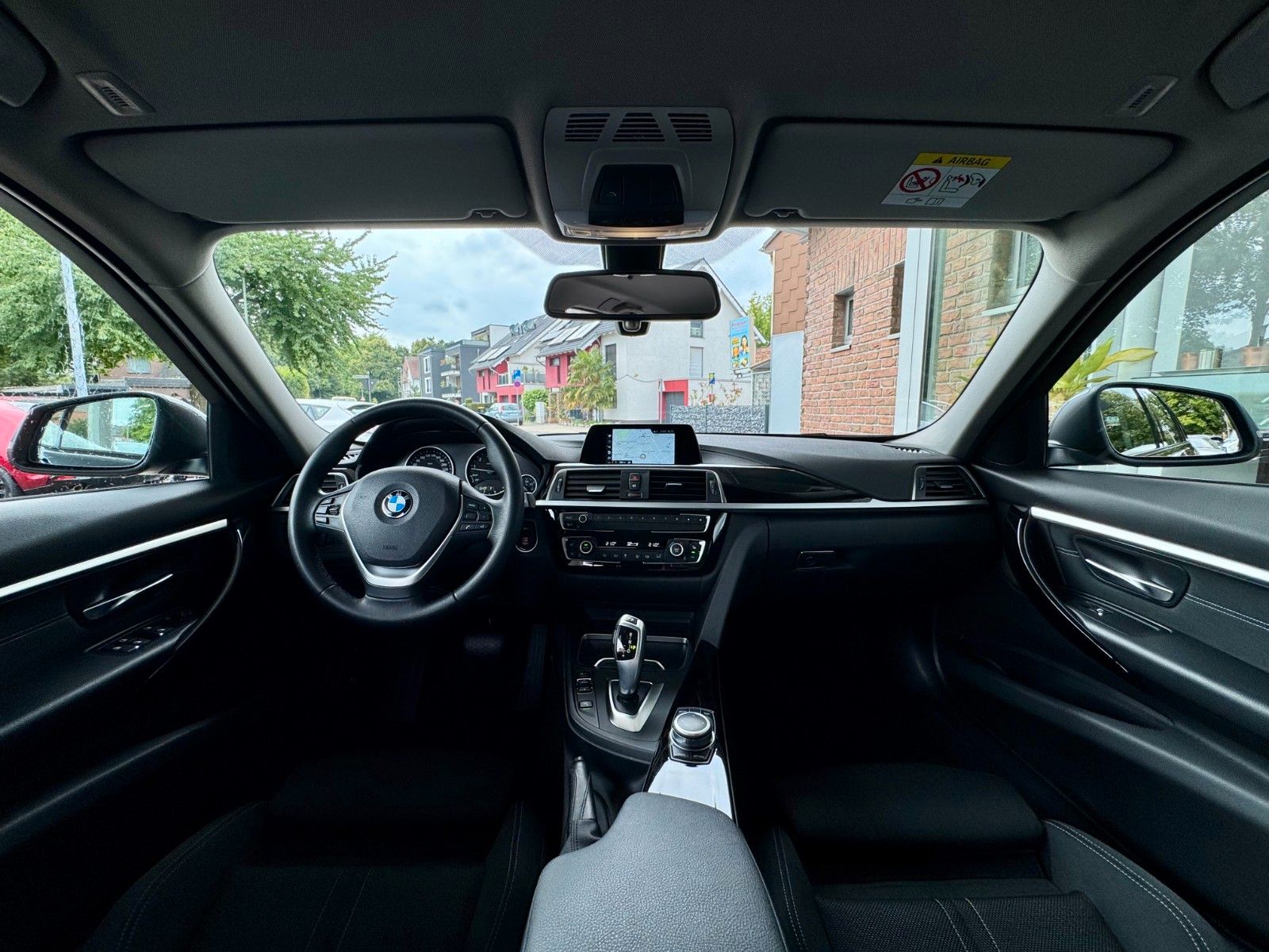 Fahrzeugabbildung BMW 320 i Touring Sport Line Autom. Navi/LED/53 Tkm