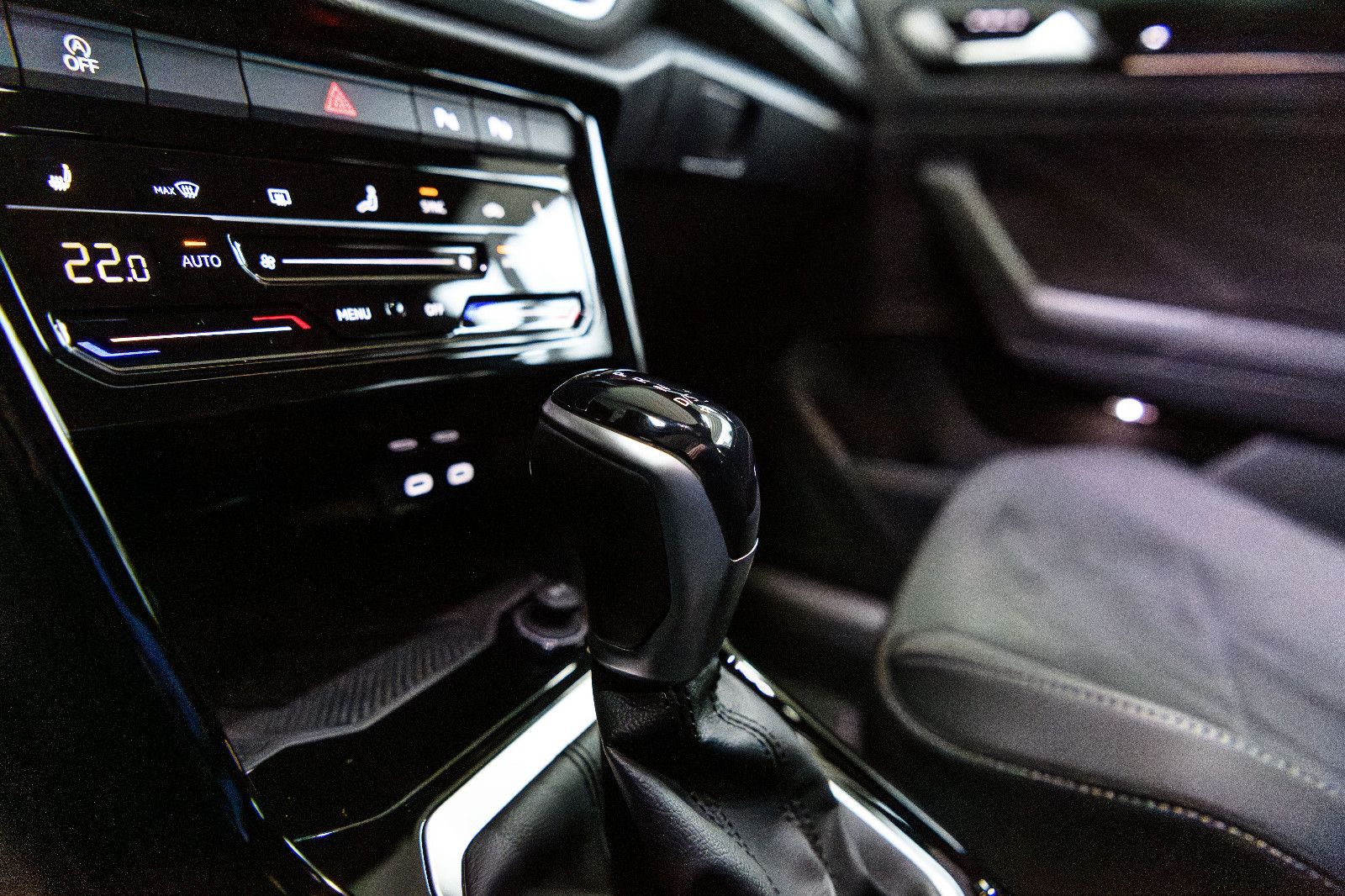 Fahrzeugabbildung Volkswagen T-Roc R-Line 1.5 TSI DSG LED+AHK+NAVI+ACC+KAMERA