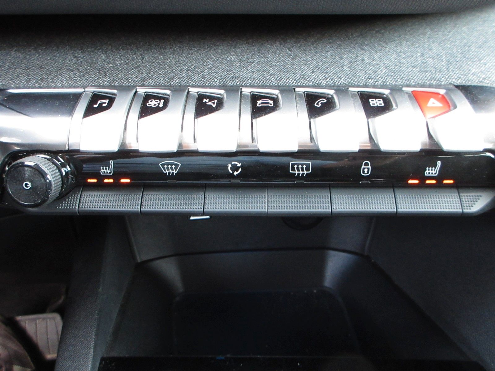 Fahrzeugabbildung Peugeot 5008 Allure 1.5D LED/NAVI/SHZ/AHK/VIRTUAL