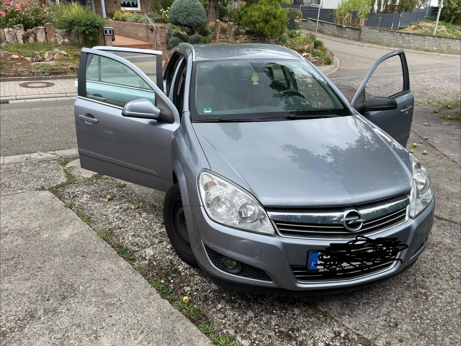 Opel Astra 2010 — rear view