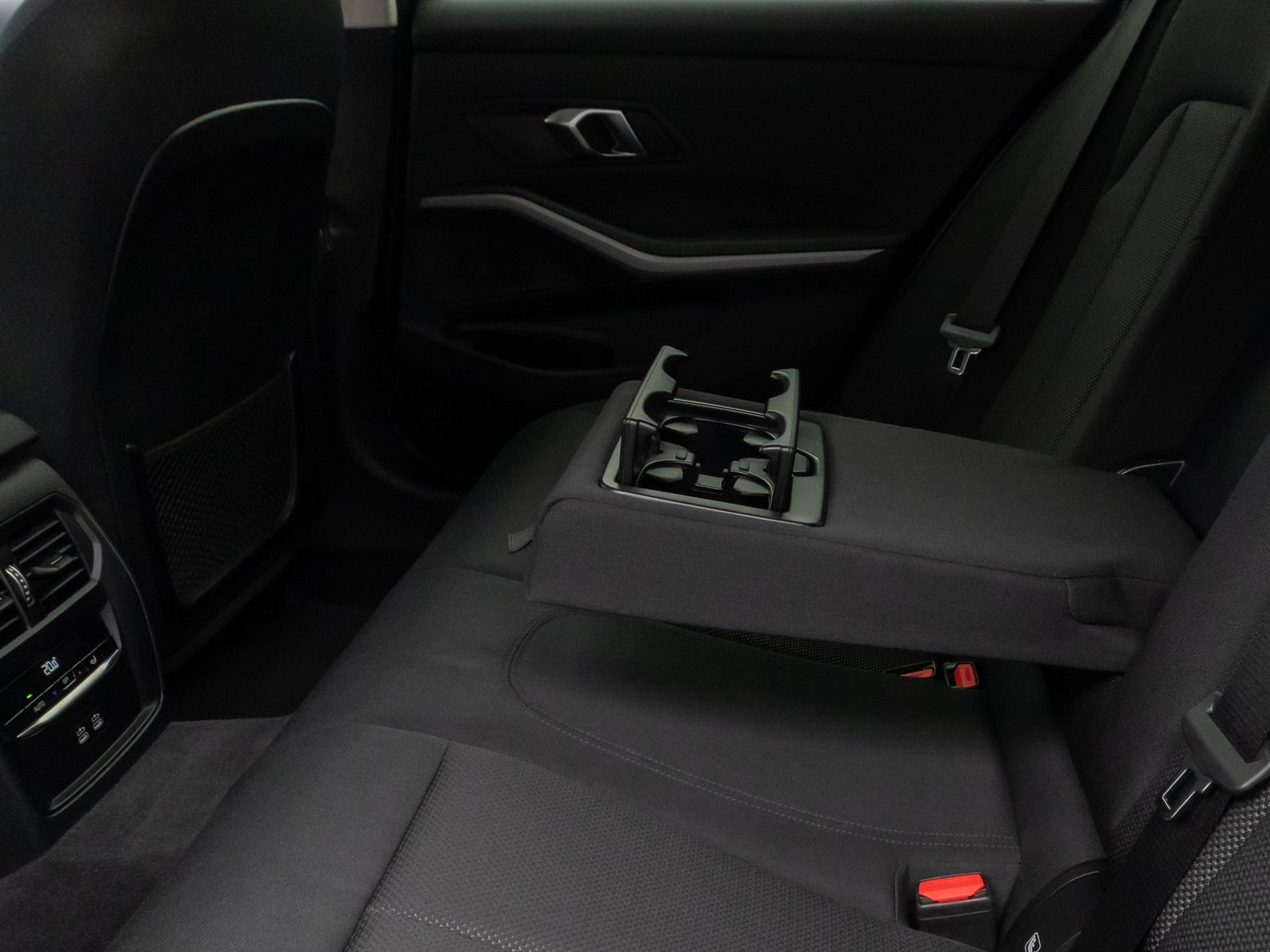 Fahrzeugabbildung BMW 330e HUD DAB HiFi CockPitPro PDC DrivingAssist