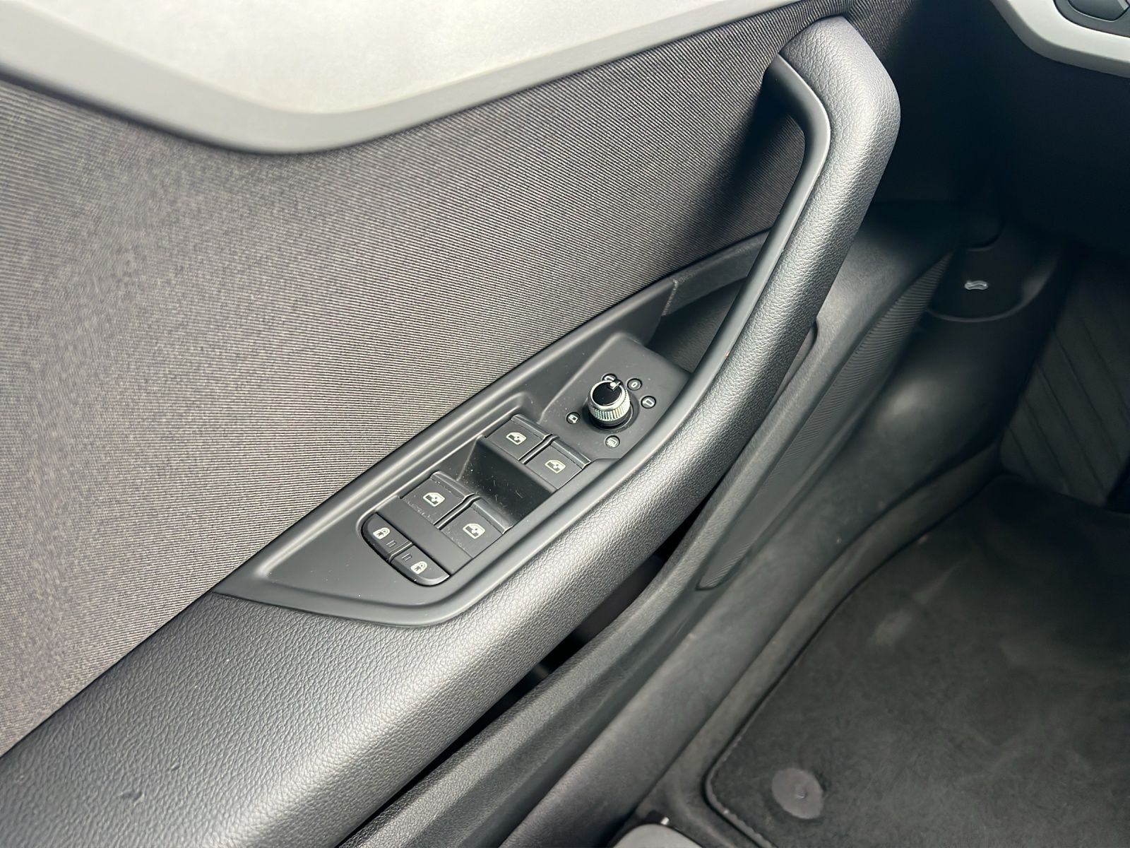 Fahrzeugabbildung Audi A4 Avant 35 TDI S-tronic AHK Navi ACC PDC SH