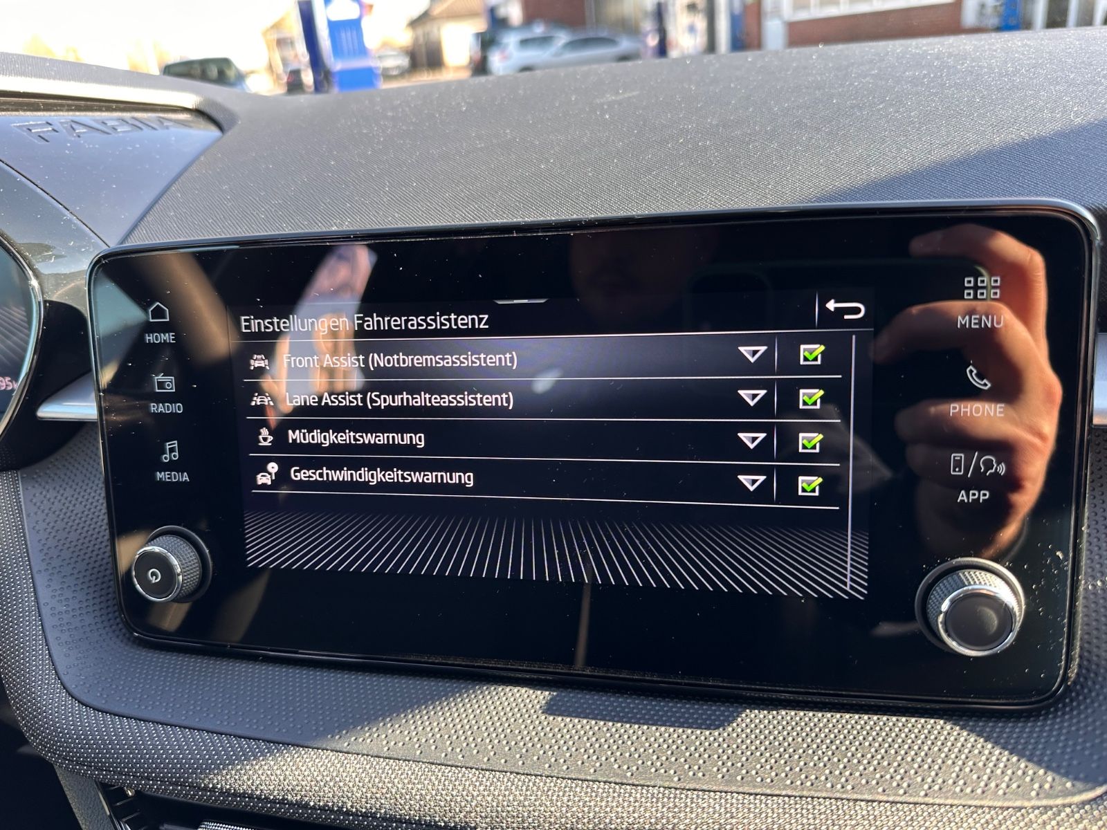 Fahrzeugabbildung SKODA Fabia 1.0 TSI DSG Selection LED/PDC/SHZG/APP/GRA