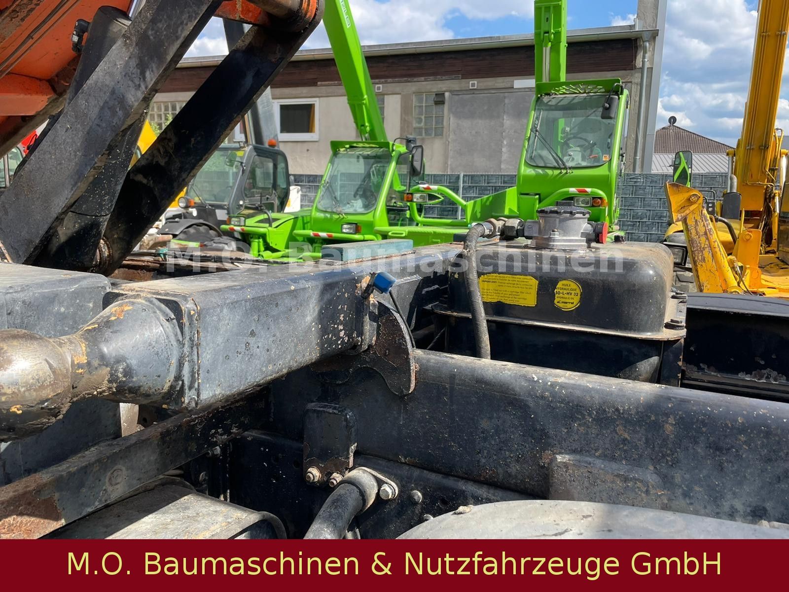 Fahrzeugabbildung MAN TGA 35.400 / AC / 8x4 / Euro 4 / 3.Seitenkipper/