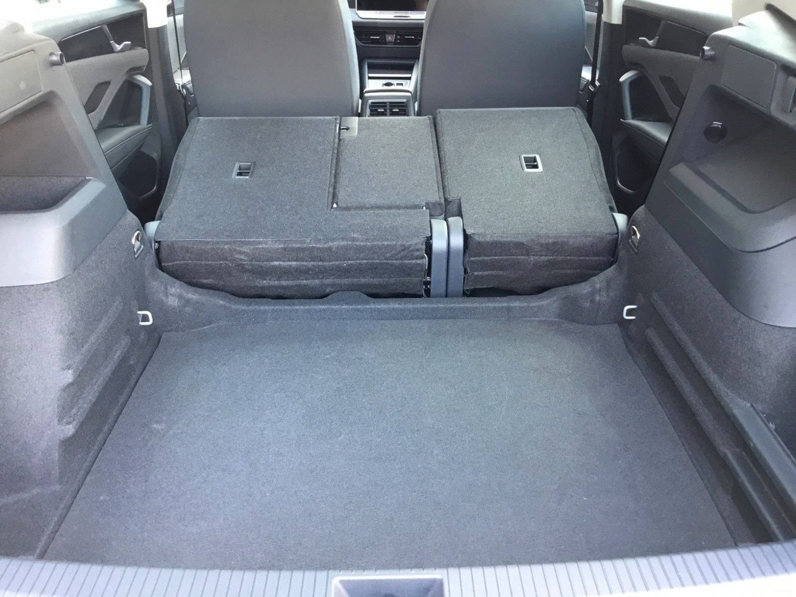 Fahrzeugabbildung Volkswagen Tiguan 1.5 eTSI DSG+AHK+LED+AppConnect+Sitzheizu