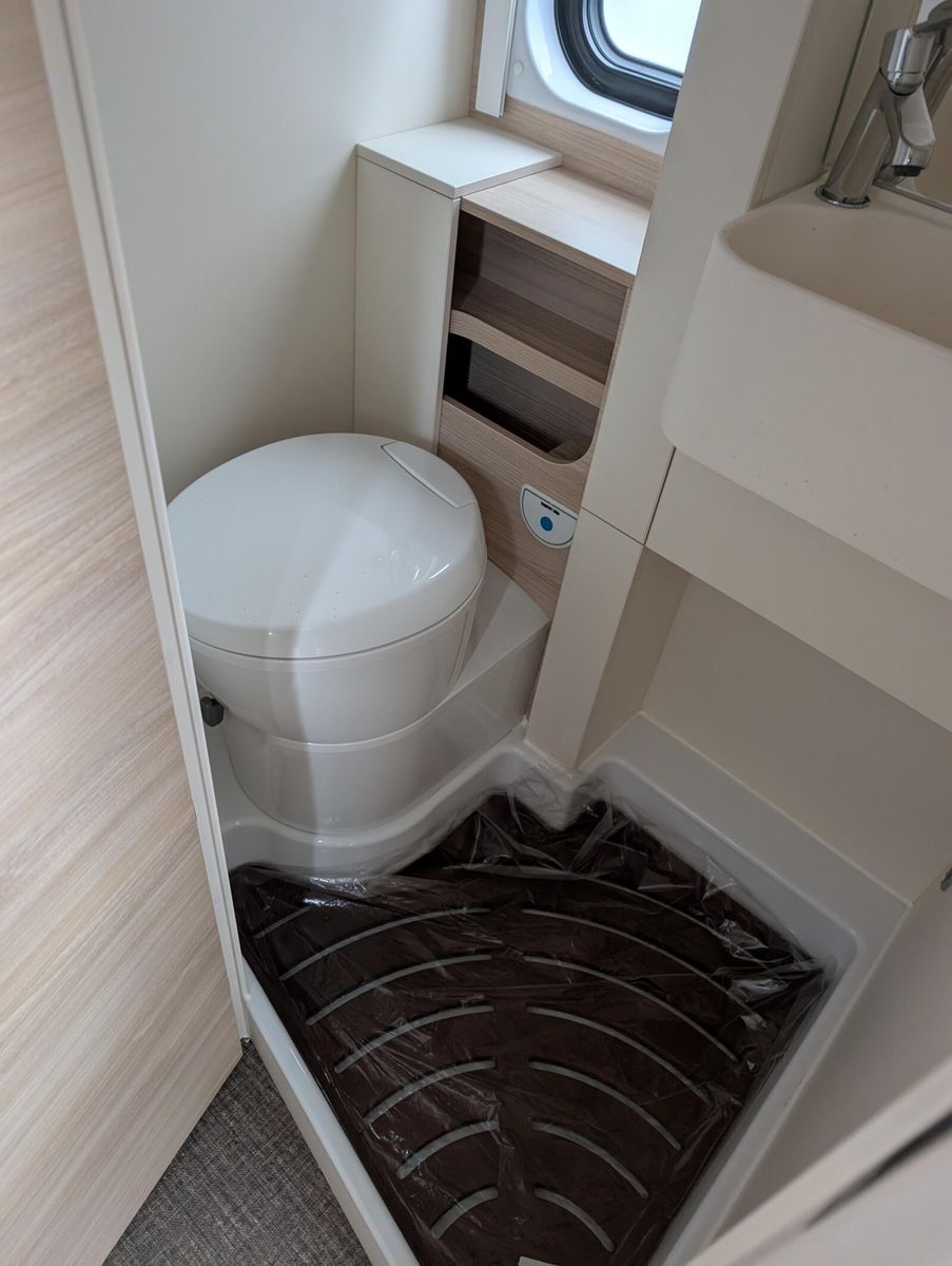 Fahrzeugabbildung Eura Mobil Van V 595 HB Captain-Chair-Sitze, Solar, Skyroof