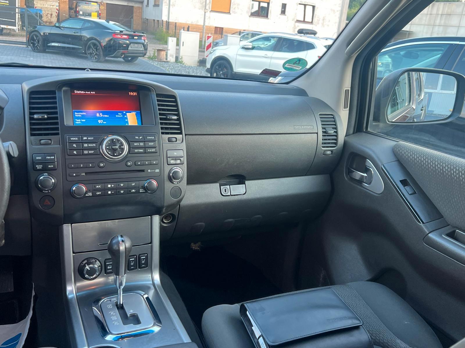 NISSAN NAVARA 2.5 DCI 190 CH 4X4 DOUBLE CAB LE BVA – GPS – SIÈGES CHAUFFANTS – CAMÉRA – ATTELAGE